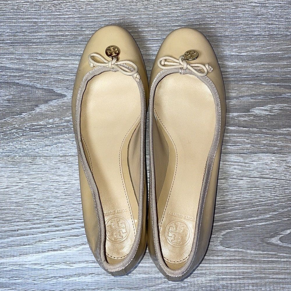 Tory Burch Chelsea Nude Tan Patent Leather Women’s Size 8M Bow Charm Heeled Pump - Picture 5 of 13